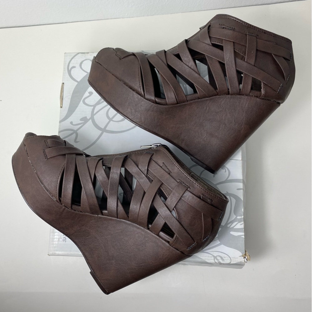 Wedge platform strappy sandal